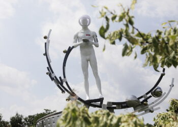 15.07.2025 Kielce. Sławomir Micek - instalacja poświęcona polskiemu kosmonaucie Sławoszowi Uznańskiemu-Wiśniewskiemu / Fot. Jarosław Kubalski - Radio Kielce