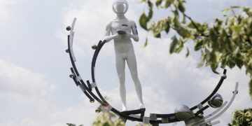 15.07.2025 Kielce. Sławomir Micek - instalacja poświęcona polskiemu kosmonaucie Sławoszowi Uznańskiemu-Wiśniewskiemu / Fot. Jarosław Kubalski - Radio Kielce