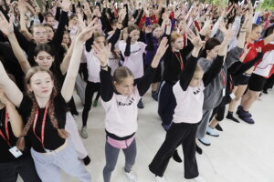 Kilkuset harcerzy ćwiczy na Kadzielni przed koncertem galowym - Radio Kielce