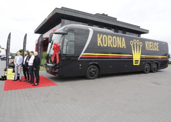 18.07.2025  Leśna - Stara Wieś. Nowy autokar dla klubu Korona Kielce  / Fot. Jarosław Kubalski - Radio Kielce