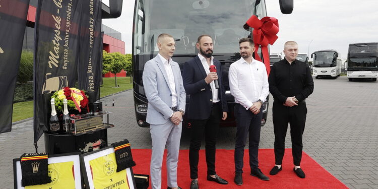 „Nowa Korona” z nowym, komfortowym autokarem