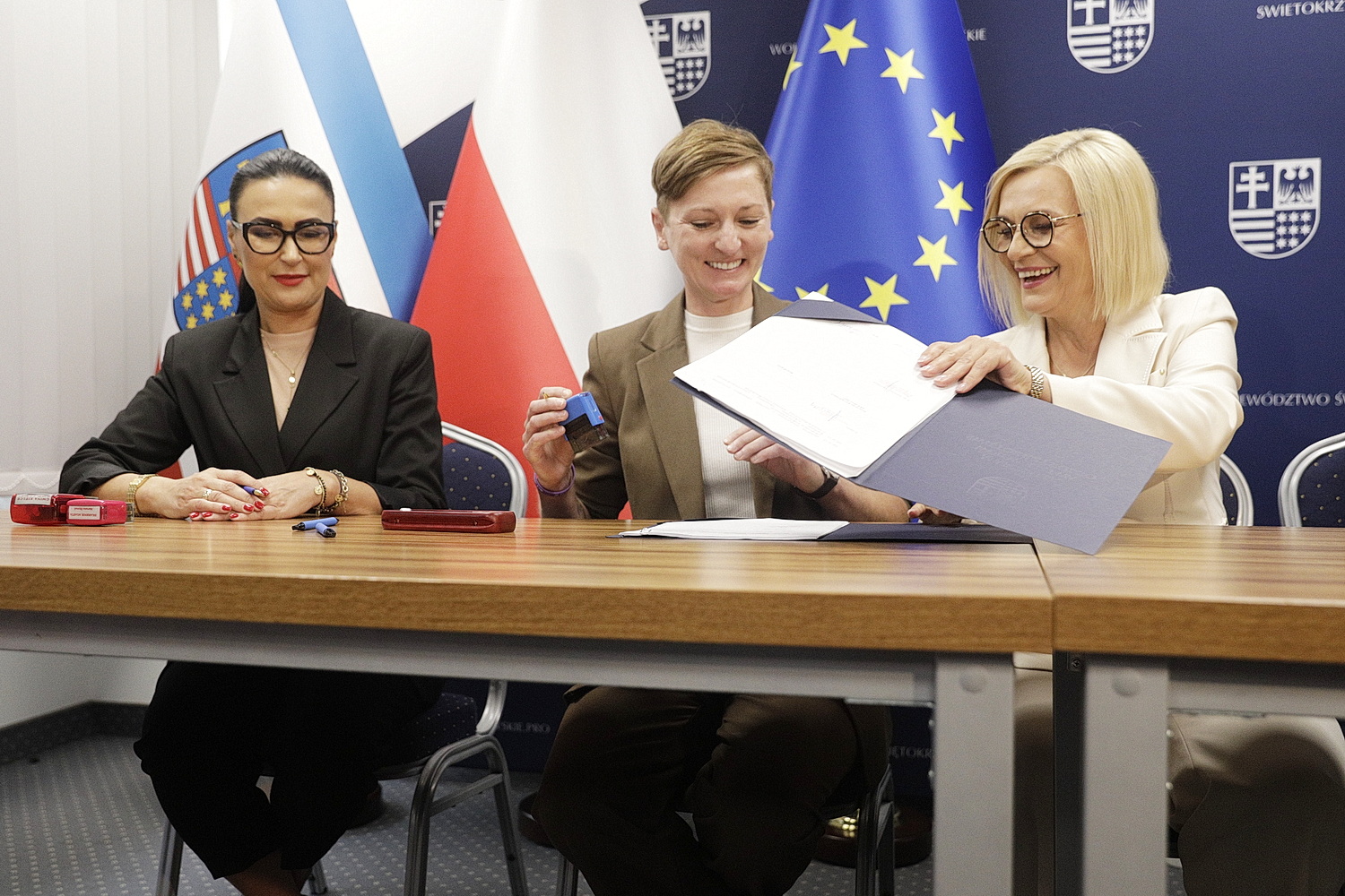 Plac Wolności czeka rewitalizacja. Co jednak z podziemnym parkingiem? - Radio Kielce 31.07.2025. Kielce. Podpisanie umowy na rewitalizację płyty Placu Wolności / Fot. Jarosław Kubalski - Radio Kielce