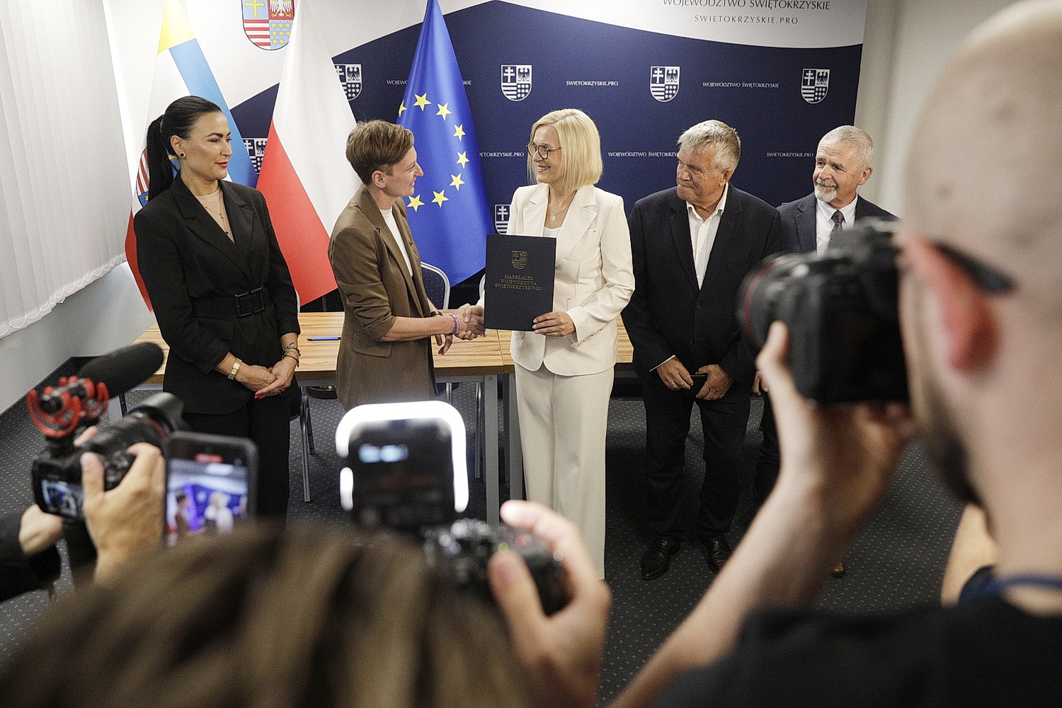 Plac Wolności czeka rewitalizacja. Co jednak z podziemnym parkingiem? - Radio Kielce 31.07.2025. Kielce. Podpisanie umowy na rewitalizację płyty Placu Wolności / Fot. Jarosław Kubalski - Radio Kielce