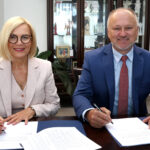 Na zdjęciu: Renata Janik – marszałek województwa świętokrzyskiego oraz Szymon Orzechowski - nowy dyrektor Muzeum Starożytnego Hutnictwa Świętokrzyskiego im. Mieczysława Radwana w Nowej Słupi / Fot. Urząd Marszałkowski Województwa Świętokrzyskiego