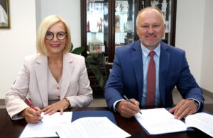 Na zdjęciu: Renata Janik – marszałek województwa świętokrzyskiego oraz Szymon Orzechowski - nowy dyrektor Muzeum Starożytnego Hutnictwa Świętokrzyskiego im. Mieczysława Radwana w Nowej Słupi / Fot. Urząd Marszałkowski Województwa Świętokrzyskiego