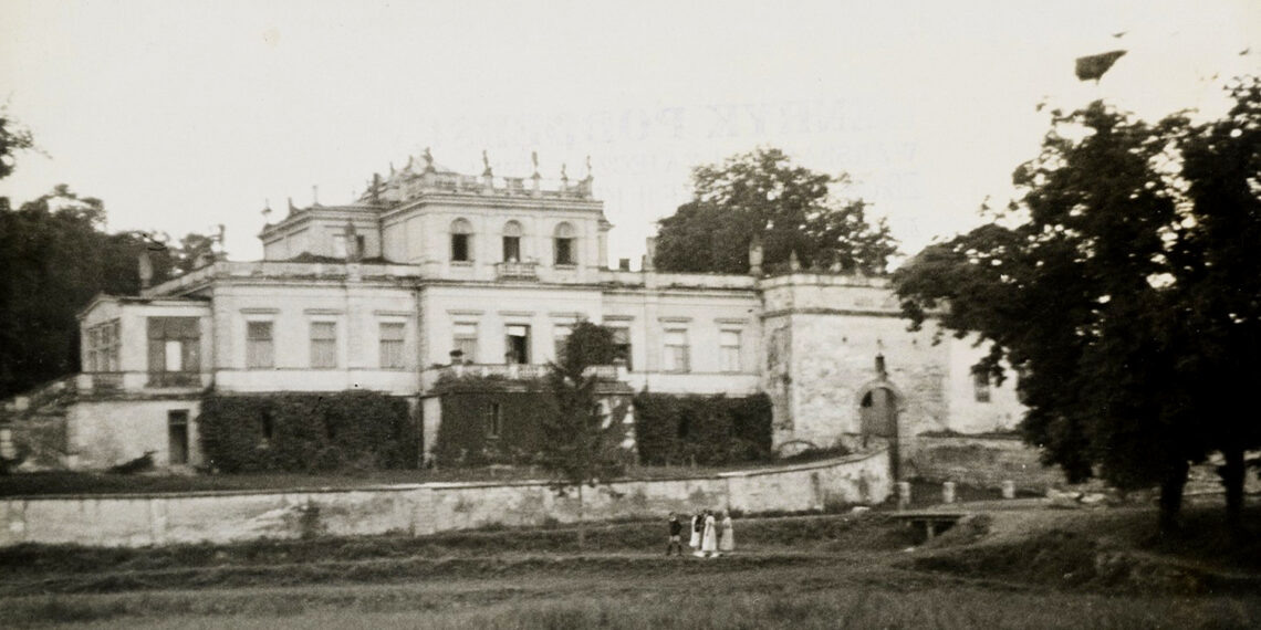 Pałac Deskurów. 1936 rok / źródło: Cyfrowa Biblioteka Narodowa Polona - fotopolska.eu