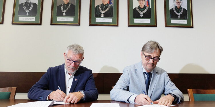 07.07.2025. Kielce. Podpisanie umowy o współpracę, pomiędzy Politechniką Śwętokrzyską, a firmą Geoprzem / Fot. Jarosław Kubalski - Radio Kielce