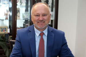Szymon Orzechowski - nowy dyrektor Muzeum Starożytnego Hutnictwa Świętokrzyskiego im. Mieczysława Radwana w Nowej Słupi / Fot. Urząd Marszałkowski Województwa Świętokrzyskiego