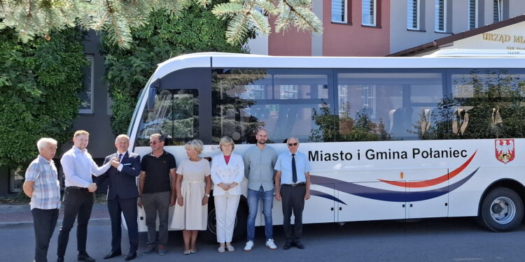 Nowoczesny autobus dla dzieci