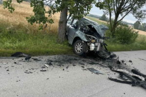 Wypadek dwóch pojazdów. Droga zablokowana