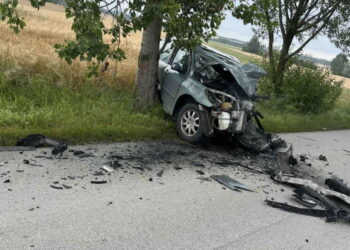 Wypadek dwóch pojazdów. Droga zablokowana