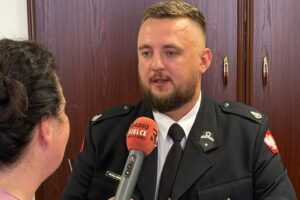 02.07.2025. Ostrowiec Świętokrzyski. Gratulacje dla strażaka Michała Kaczmarczyka. Na zdjęciu: Michał Kaczmarczyk / Fot. Starostwo w Ostrowcu