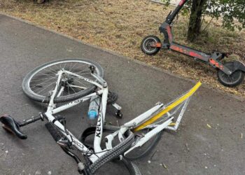 Nastolatek jadący na hulajnodze zderzył się z rowerzystą. Trafił do szpitala
