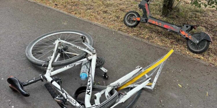 Nastolatek jadący na hulajnodze zderzył się z rowerzystą. Trafił do szpitala