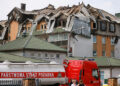 4.07.2025. Ząbki. Spalone budynki mieszkalne w podwarszawskich Ząbkach. Pożar na poddaszu jednego z budynków wybuchł w czwartek ok. godz. 19. Pożar dotknął ponad 200 lokali, zamieszkanych przez ponad 500 osób / Fot. PAP - Leszek Szymański