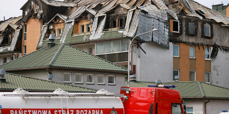 4.07.2025. Ząbki. Spalone budynki mieszkalne w podwarszawskich Ząbkach. Pożar na poddaszu jednego z budynków wybuchł w czwartek ok. godz. 19. Pożar dotknął ponad 200 lokali, zamieszkanych przez ponad 500 osób / Fot. PAP - Leszek Szymański