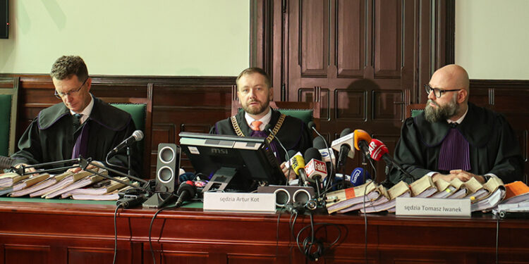 17.07.2025. Pszczyna. Sędziowie Dariusz Guzdek, Artur Kot i Tomasz Iwanek w Sądzie Rejonowym w Pszczynie. Sąd uznał za winnych trzech lekarzy oskarżonych w związku ze śmiercią ciężarnej Izabeli, która w 2021 r. zmarła w pszczyńskim szpitalu wskutek wstrząsu septycznego / Fot. PAP - Jarek Praszkiewicz