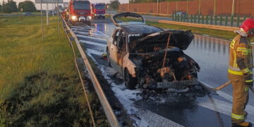 Pożar samochodu na drodze ekspresowej