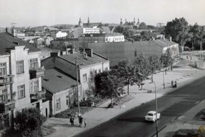 Kielce. 1965 r. Ulica 1 Maja / Fot. Jerzy Kamoda / źródło: fotopolska.eu
