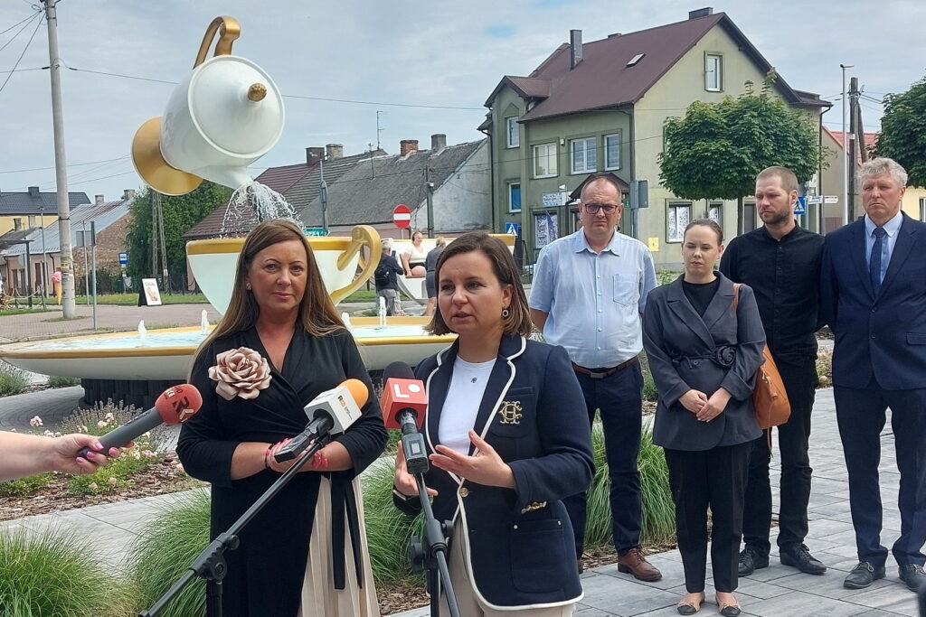 Chcą budować suche poldery, by chronić się przed powodzią - Radio Kielce 18.07.2025. Ćmielów. Wizyta wiceminister środowiska i klimatu. Na zdjęciu burmistrz Joanna Suska i wiceminister Urszula Zielińska. / Fot. Joanna Suska - Facebook
