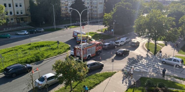 11.08.2025. Kielce. Ul. Sandomierska. Wypadek / Fot. KM PSP Kielce