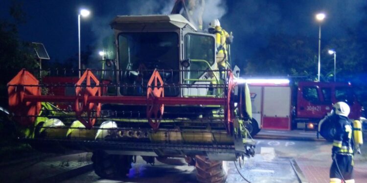 12.08.2025. Śladków Mały. Pożar kombajnu / Fot. Straż Pożarna