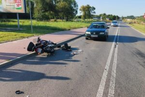 Wypadek z udziałem motocykla. Kierowca w ciężkim stanie