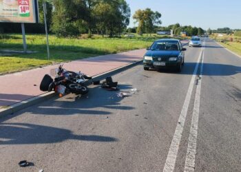 Wypadek z udziałem motocykla. Kierowca w ciężkim stanie