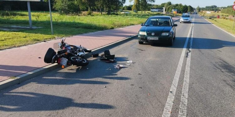 Wypadek z udziałem motocykla. Kierowca w ciężkim stanie