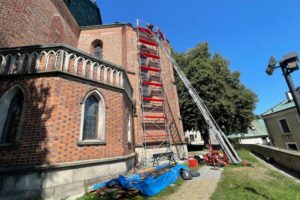 14.08.2025. Sandomierz. Bazylika katedralna pw. Narodzenia Najświętszej Maryi Panny. Remont dachu / Fot. Grażyna Szlęzak - Radio Kielce