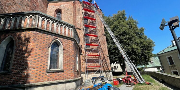 14.08.2025. Sandomierz. Bazylika katedralna pw. Narodzenia Najświętszej Maryi Panny. Remont dachu / Fot. Grażyna Szlęzak - Radio Kielce