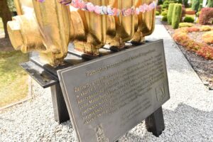 25.08.2025. Stąporków. Tablica pod pomnikiem wielkiego kaloryfera / Fot. Magdalena Galas-Klusek - Radio Kielce