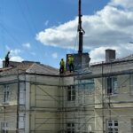 27.08.2025. Kielce. Remont dachu Świętokrzyskiego Centrum Ratownictwa Medycznego i Transportu Sanitarnego w Kielcach / Fot. ŚCRMiTS