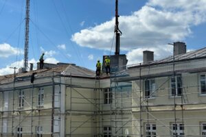 27.08.2025. Kielce. Remont dachu Świętokrzyskiego Centrum Ratownictwa Medycznego i Transportu Sanitarnego w Kielcach / Fot. ŚCRMiTS