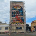 27.08.2025. Kielce. Mural ,,Misja pierogi z Kielc do kosmosu”, który powstaje na ścianie budynku Poczty Polskiej przy placu Niepodległości w Kielcach / Fot. Piotr Sawa – Radio Kielce