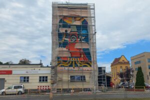 27.08.2025. Kielce. Mural ,,Misja pierogi z Kielc do kosmosu”, który powstaje na ścianie budynku Poczty Polskiej przy placu Niepodległości w Kielcach / Fot. Piotr Sawa – Radio Kielce