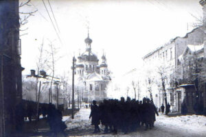Kielce. Skwer im. Stefana Żeromskiego. Lata 1900-1914. Ulica Mickiewicza - widok od strony placu Wolności w kierunku Cerkwi Wniebowstąpienia Pańskiego / źródło: facebook.com/KielceNaPrzestrzeniLat