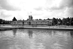 Kielce. Pakosz. Lata 1932-1933. Basen leśny, budynek pływalni / źródło: NAC