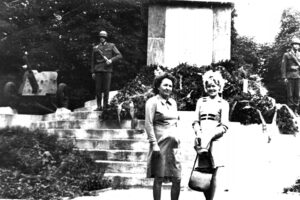 Kielce. Skwer im. Stefana Żeromskiego. Lata 1960-1966. Pomnik wdzięczności Armii Czerwonej / źródło: fotopolska.eu