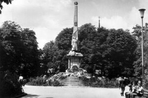 Kielce. Skwer im. Stefana Żeromskiego. Lata 1960-1970. Pomnik Armii Czerwonej w Kielcach / źródło: fotopolska.eu