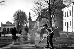 Kielce. Skwer im. Stefana Żeromskiego. Lata 1970-1975. Prace remontowe w miejscu obecnego skweru Stefana Żeromskiego / źródło: fotopolska.eu