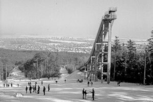 Kielce. Pakosz. Lata 1970-1979. Skocznia narciarska / źródło: facebook.com/KielceNaPrzestrzeniLat