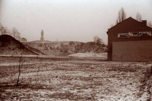 Kielce. Pakosz. 1980 rok. Kino „Skałka” i wyrobisko dawnego kamieniołomu „Kadzielnia” / źródło: facebook.com/kieleckieinwestycje