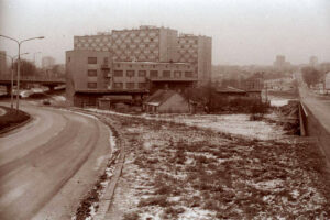 Kielce. Ulica Krakowska. 1980 r. Budynek dawnego młyna / źródło: http://facebook.com/kieleckieinwestycje