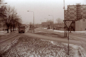 Kielce. Ulica Krakowska. 1980 r. Widok od skrzyżowania z ulicą bp Kaczmarka (wówczas Nowotki) / źródło: http://facebook.com/kieleckieinwestycje