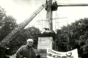 Kielce. Skwer im. Stefana Żeromskiego. 1990 rok. Demontaż pomnika Wdzięczności Armii Czerwonej / źródło: facebook.com/KielceNaPrzestrzeniLat