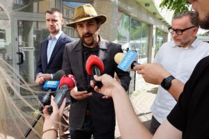 11.08.2025. Kielce. Konferencja prasowa Konfederacji. Na zdjęciu od lewej: Dawid Lewicki, Mateusz Iwan i Wojciech Gwizdak / Fot. Jarosław Kubalski - Radio Kielce
