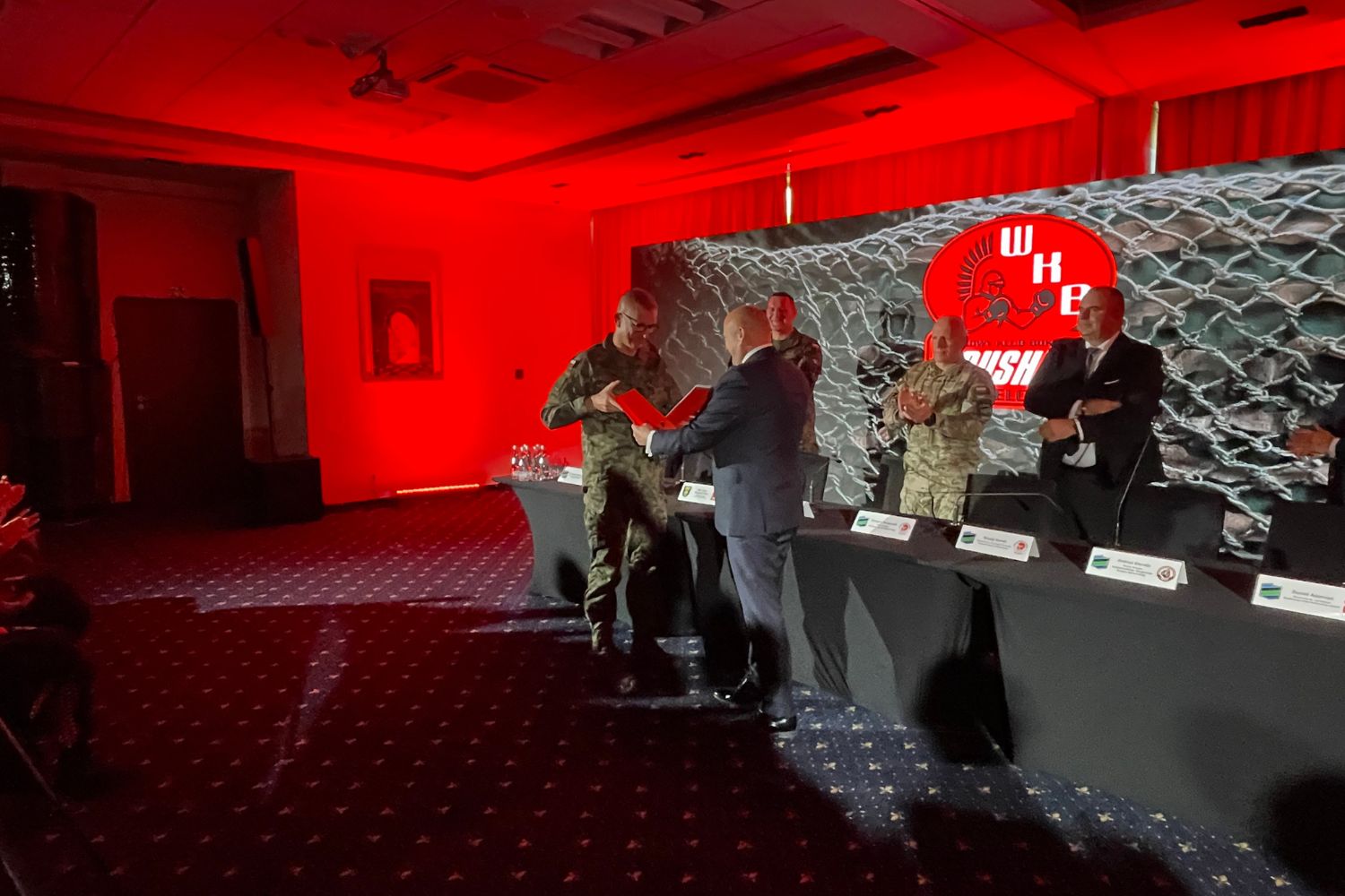 RUSHH Kielce został klubem wojskowym. Pierwszym w Polsce - Radio Kielce 13.08.2025. Kielce. Tęczowy Młyn. Podpisanie umowy pomiędzy Polskim Związkiem Bokserskim, klubem RUSHH, a polską armią / Fot. Jakub Rożek – Radio Kielce