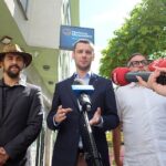 11.08.2025. Kielce. Konferencja prasowa Konfederacji. Na zdjęciu od lewej: Mateusz Iwan, Dawid Lewicki i Wojciech Gwizdak / Fot. Jarosław Kubalski - Radio Kielce