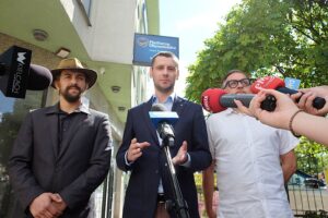 11.08.2025. Kielce. Konferencja prasowa Konfederacji. Na zdjęciu od lewej: Mateusz Iwan, Dawid Lewicki i Wojciech Gwizdak / Fot. Jarosław Kubalski - Radio Kielce